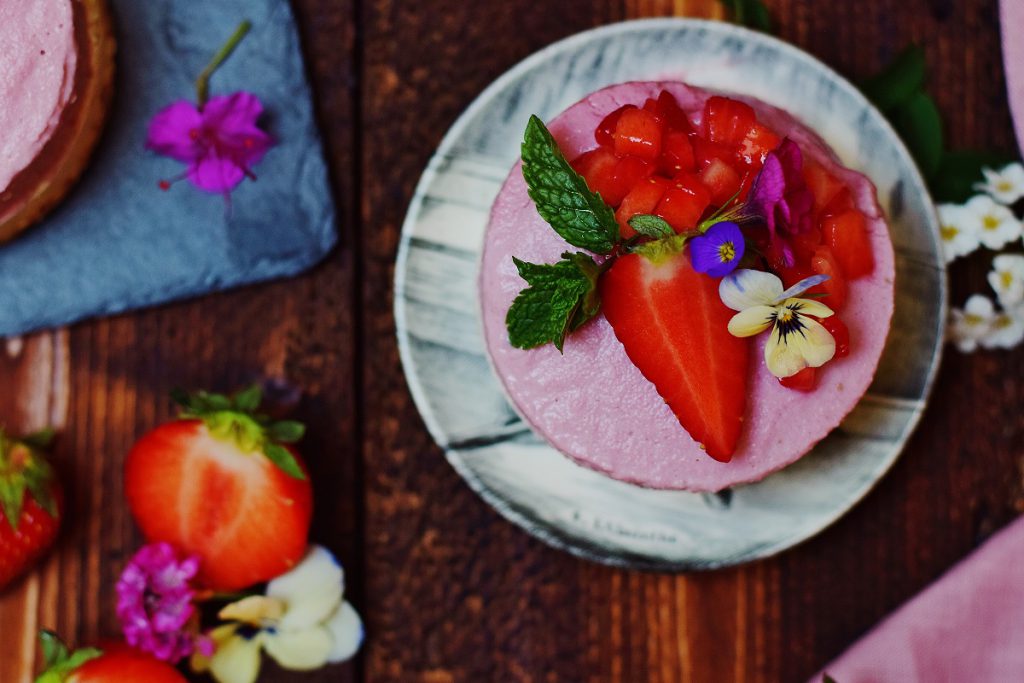 Rohe Erdbeer-Eiscreme-Törtchen - gesund und zuckerfrei