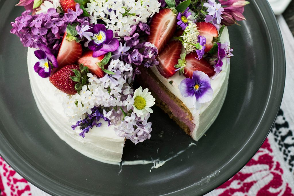 Erdbeer-Torte mit Bütendekoration aus Flieder, Veilchen und frischen Erdbeeren
